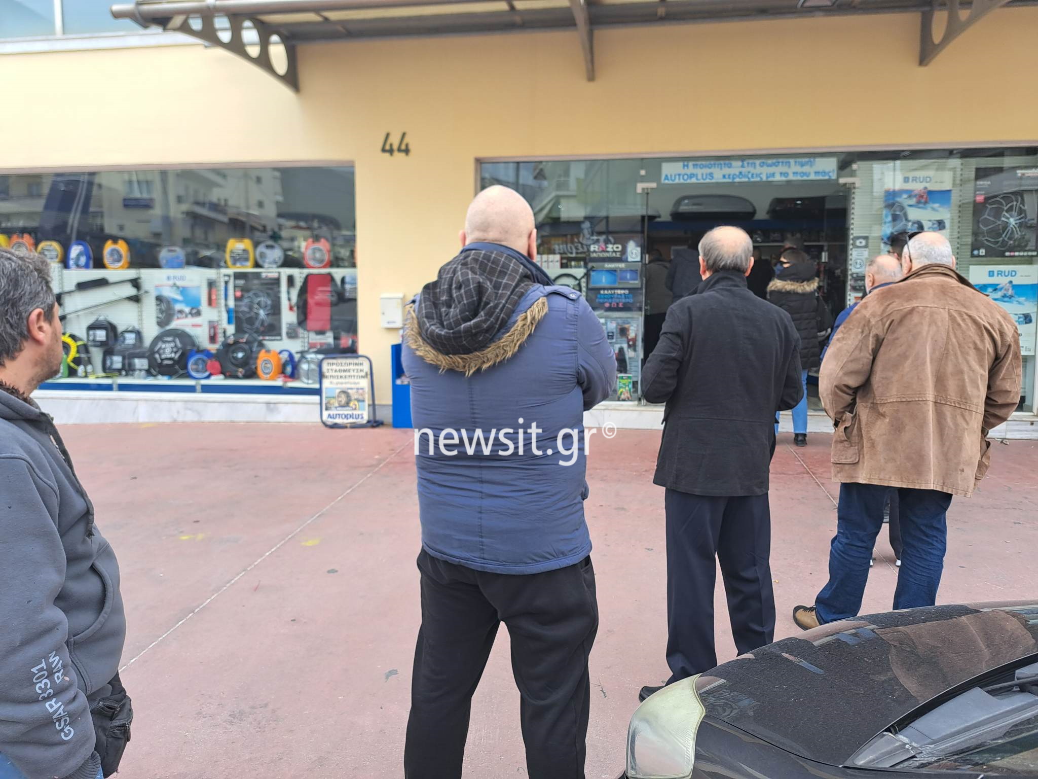 Κακοκαιρία Μπάρμπαρα: Συμβαίνει τώρα! Χάος με τις αλυσίδες – Ουρές στα καταστήματα, εξαντούνται από βενζινάδικα