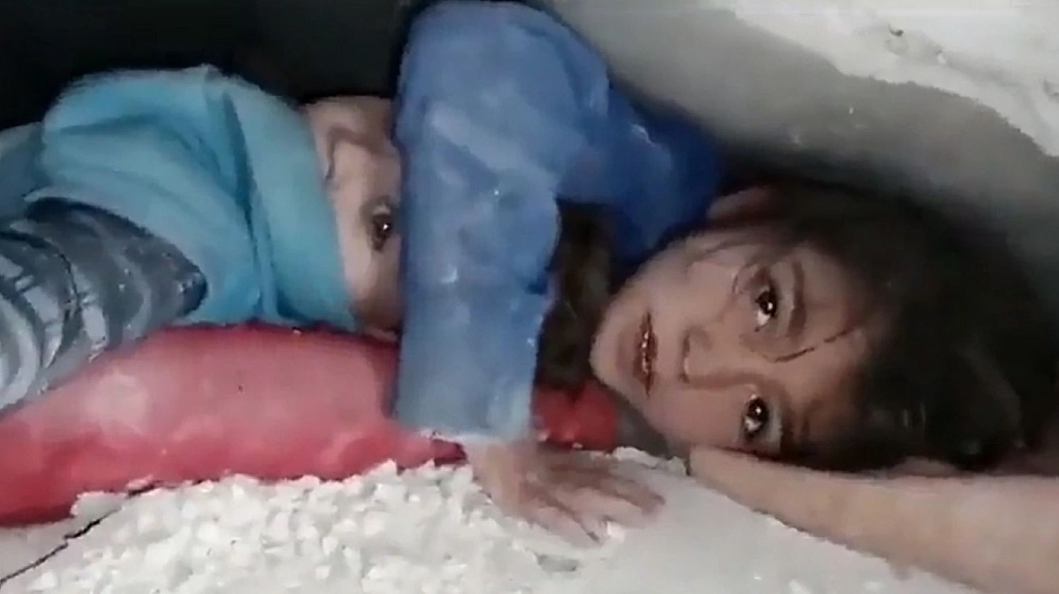 Συρία: Συγκλονίζει βίντεο με κοριτσάκι που προστατεύει τον αδερφό του κάτω από τα συντρίμμια