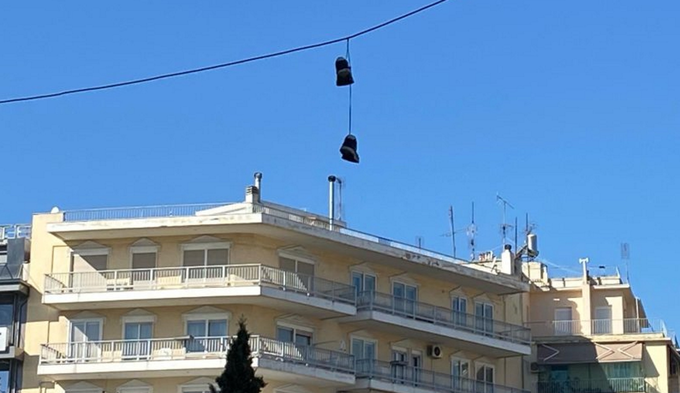 Θεσσαλονίκη: Κρέμασαν αθλητικά παπούτσια σε καλώδια της ΔΕΗ – Τα σενάρια πίσω από τις εικόνες