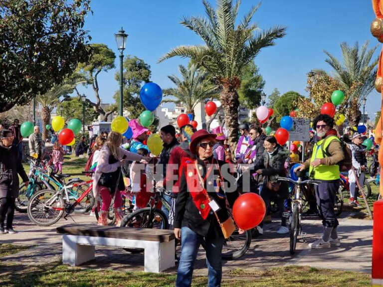 Μικροί και μεγάλοι έκαναν ποδήλατο για να γιορτάσουν τις Απόκριες και το φετινό Πατρινό Καρναβάλι