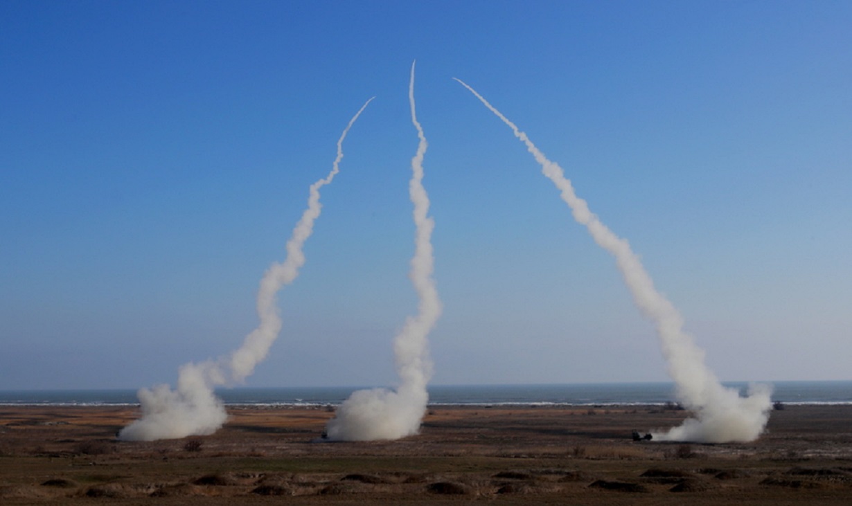 epa10457011 Three M142 HIMARS multiple rocket launchers belonging to the Romanian army fire live rockets during the NATO military exercise 'Eagle Royal 23'  held at Capul Midia shooting range, 250 kilometers south-east of Bucharest, Romania, 09 February 2023. Abut 350 soldiers with 60 military vehicles belonging to the Romanian NATO Battle Group, with France as the host nation, the 8th Tactical Missile Brigade 'Alexandru Ioan Cuza' and the 101st Airborne Division of the United States are participating, between February 2 and 10, at the live ammunition artilery firing exercise 'EAGLE ROYAL 23' which takes place at the 'Brigadier General Ion Bungescu' shooting range at the Black Sea, with the aim of testing the inter-operability of artillery systems, as part of a NATO collective defense operation on the South-Eastern flank of the Alliance.  EPA