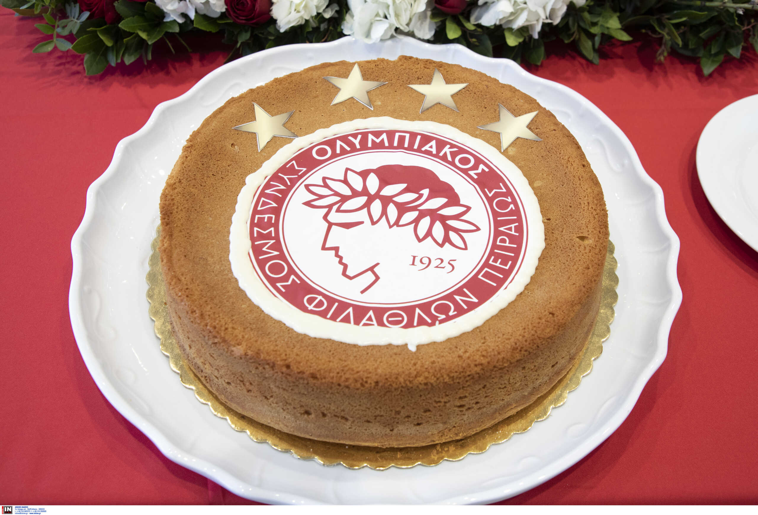 Ολυμπιακός: Ο Βαγγέλης Μαρινάκης έκοψε την πρωτοχρονιάτικη πίτα