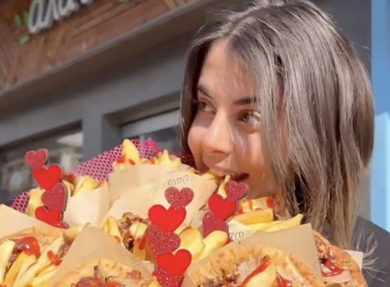 Μπουκέτο από πιτόγυρα στην αγαπημένη του - Viral το βίντεο από σουβλατζίδικο της Θεσσαλονίκης