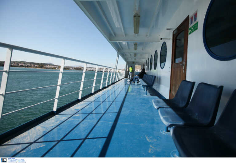 Χωρίς επιβάτες αναχώρησε για τον Πειραιά το πλοίο «Νήσος Σάμος» που προσέκρουσε στο λιμάνι της Χίου