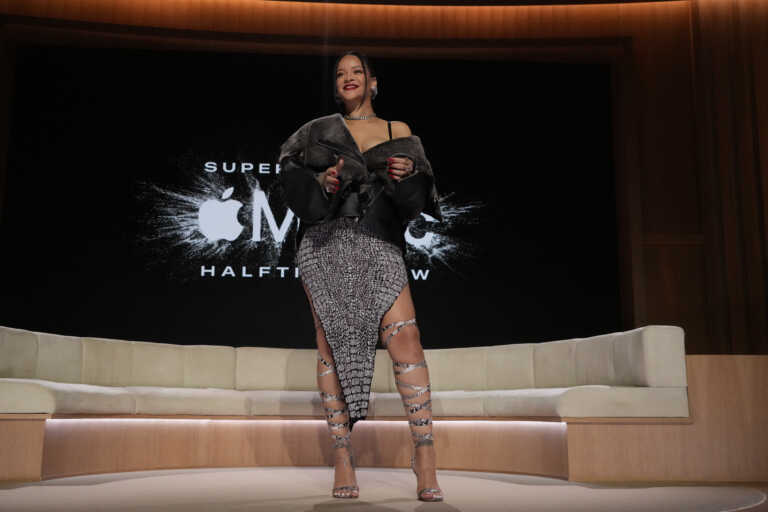 Η Rihanna δεν πιστεύει ότι θα εμφανιστεί στο Super Bowl: Ακόμα «τσιμπάω» τον εαυτό μου