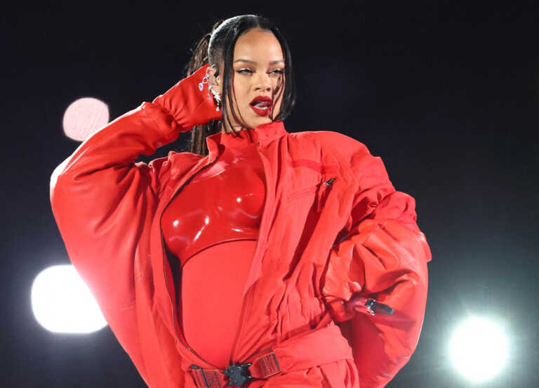 Η Rihanna «έκλεψε» την παράσταση στο Halftime Show του Super Bowl 2023 και αποκάλυψε ότι είναι ξανά έγκυος!