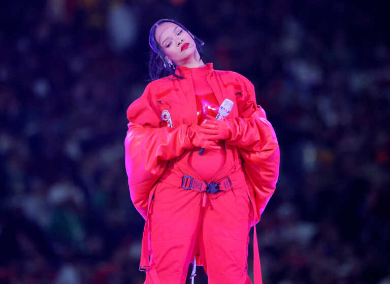 Έτσι έκρυψε την εγκυμοσύνη της η Rihanna πριν το Halftime Show του Super Bowl 2023