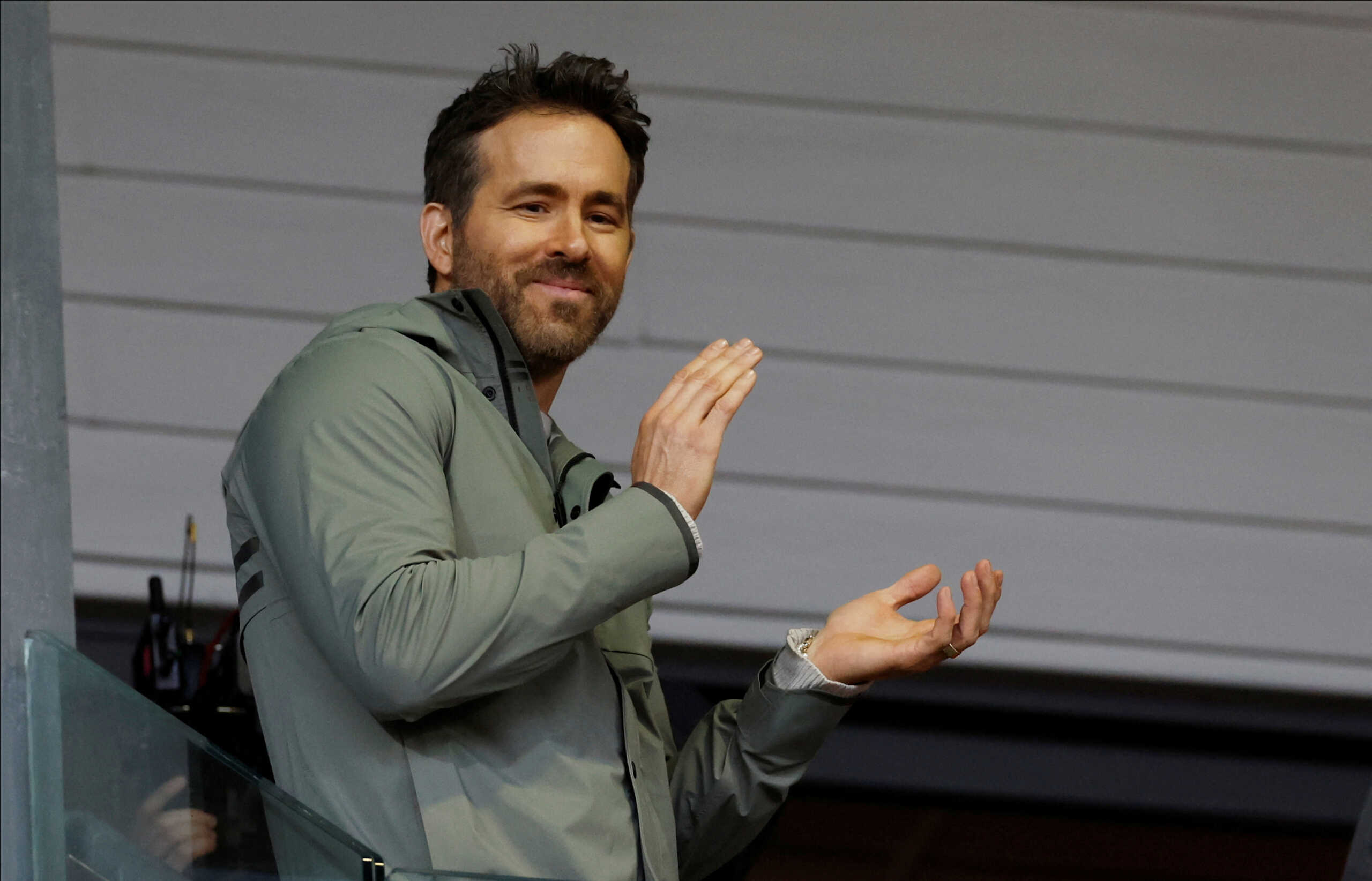 Colin Hanks και Ryan Reynolds ενώνουν τις δυνάμεις τους σε ντοκιμαντέρ για τον Τζον Κάντι