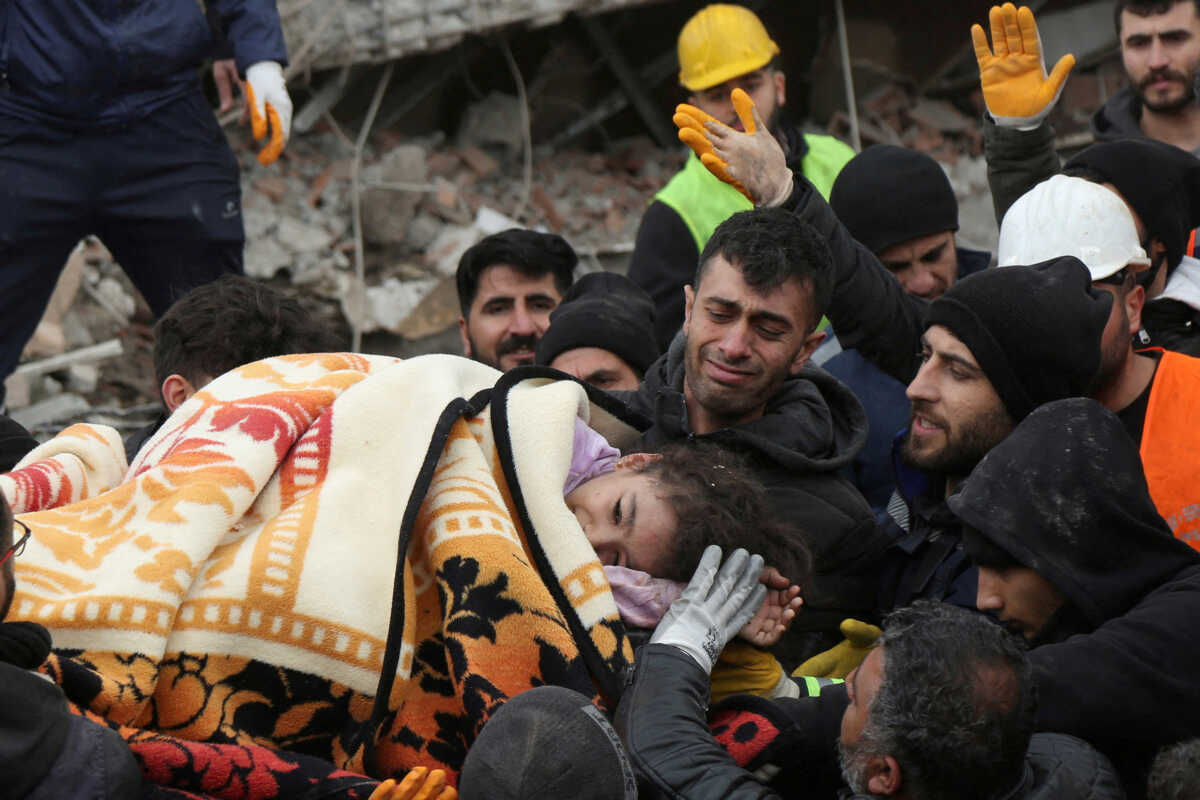 Σεισμός 7,8 Ρίχτερ στην Τουρκία: Καρέ καρέ η δραματική διάσωση τραυματισμένου παιδιού 