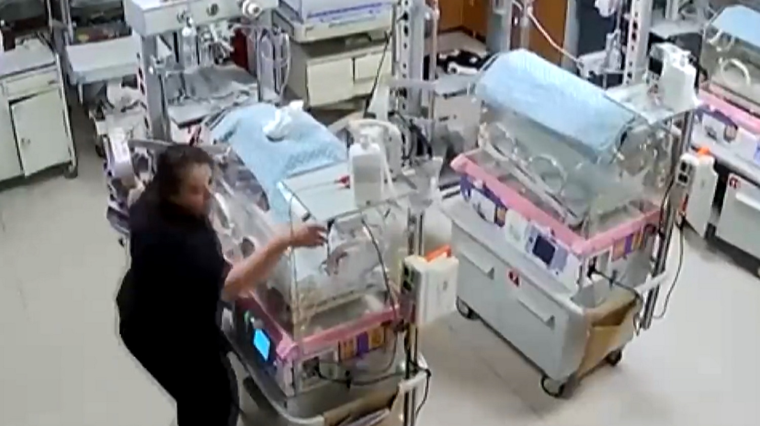 Σεισμός στην Τουρκία: Η στιγμή που νοσοκόμες τρέχουν για να σώσουν μωρά που νοσηλεύονται