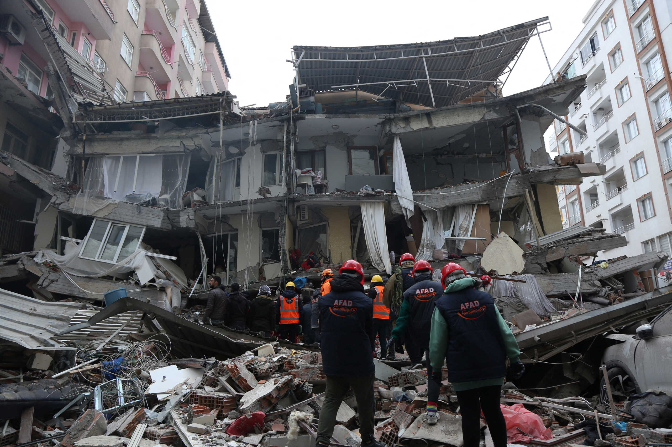Σεισμός στην Τουρκία: Ρώσοι και Ουκρανοί συνδράμουν μαζί για να βοηθήσουν τα θύματα
