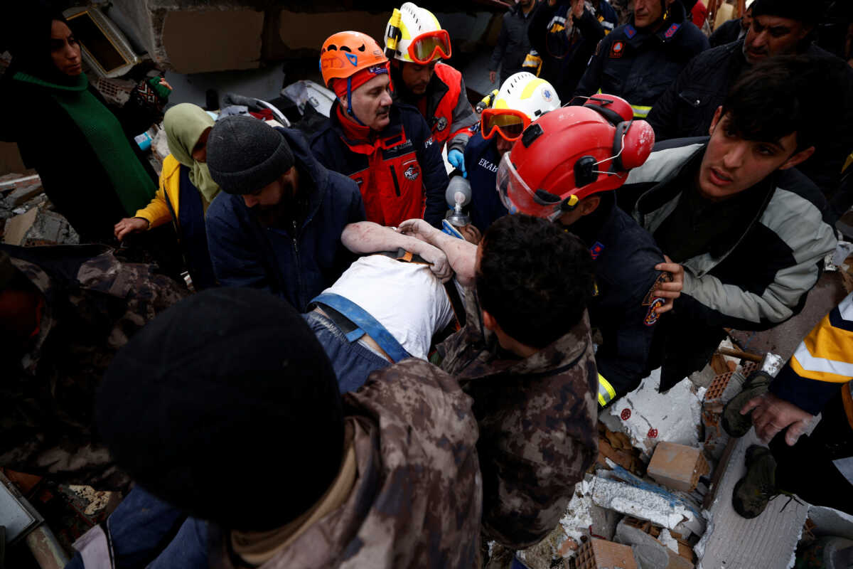 Σεισμός στην Τουρκία: Περισσότερους από 1.185 διασώστες και 79 σκύλους αναζήτησης έχει προσφέρει η ΕΕ