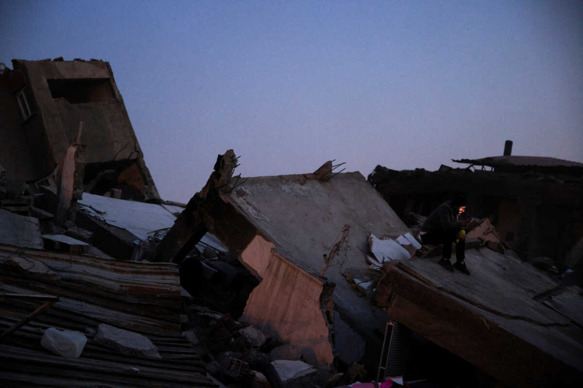 Σεισμός στην Τουρκία: Αυτή είναι η ιστορία πίσω από τη φωτογραφία του πατέρα που κρατά το χέρι της κόρης του