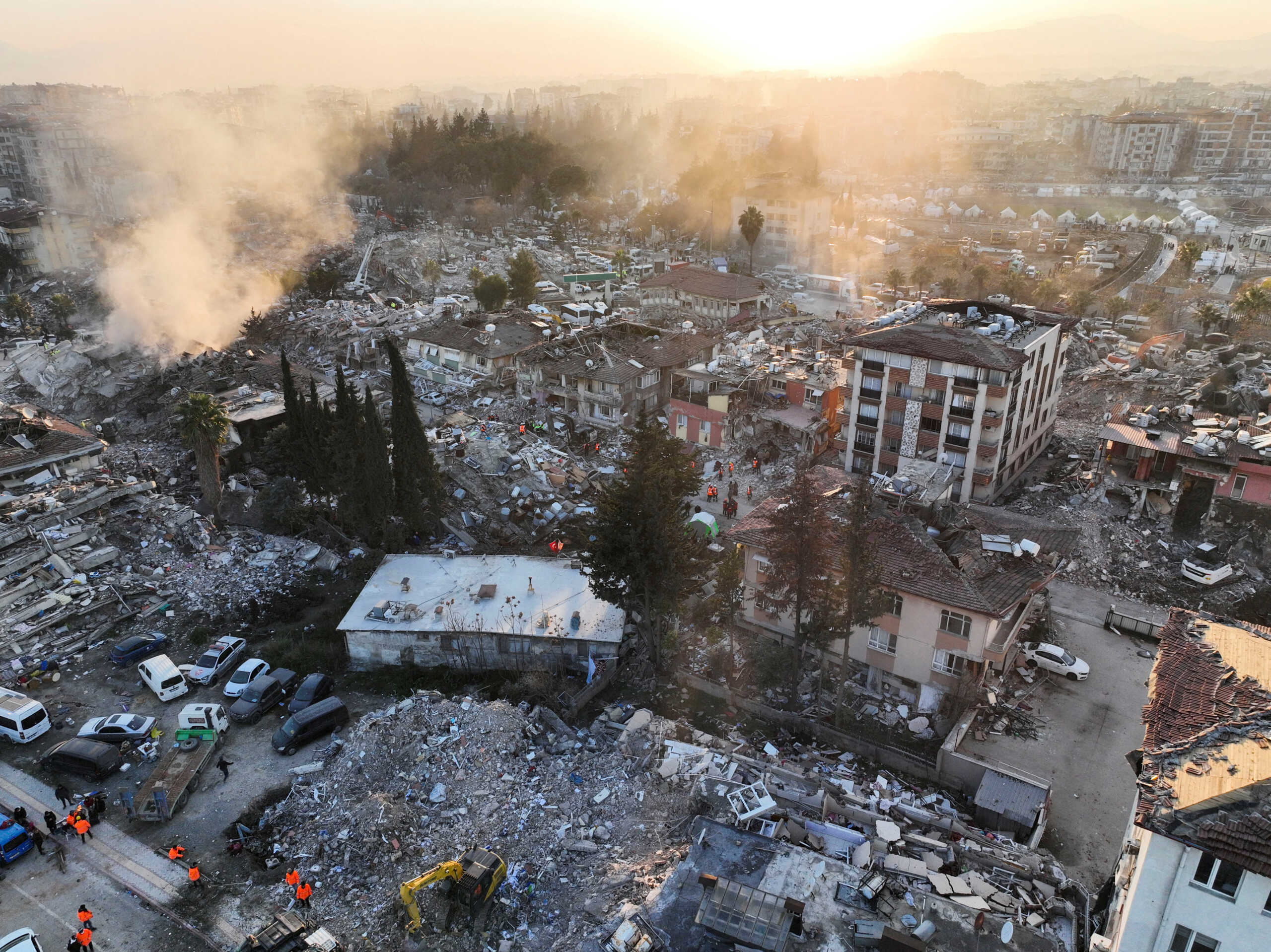Σεισμός στην Τουρκία: Οι εγκληματικές κακοτεχνίες των εργολάβων – Σπίτια χωρίς θεμέλια, τούβλα που διαλύονται