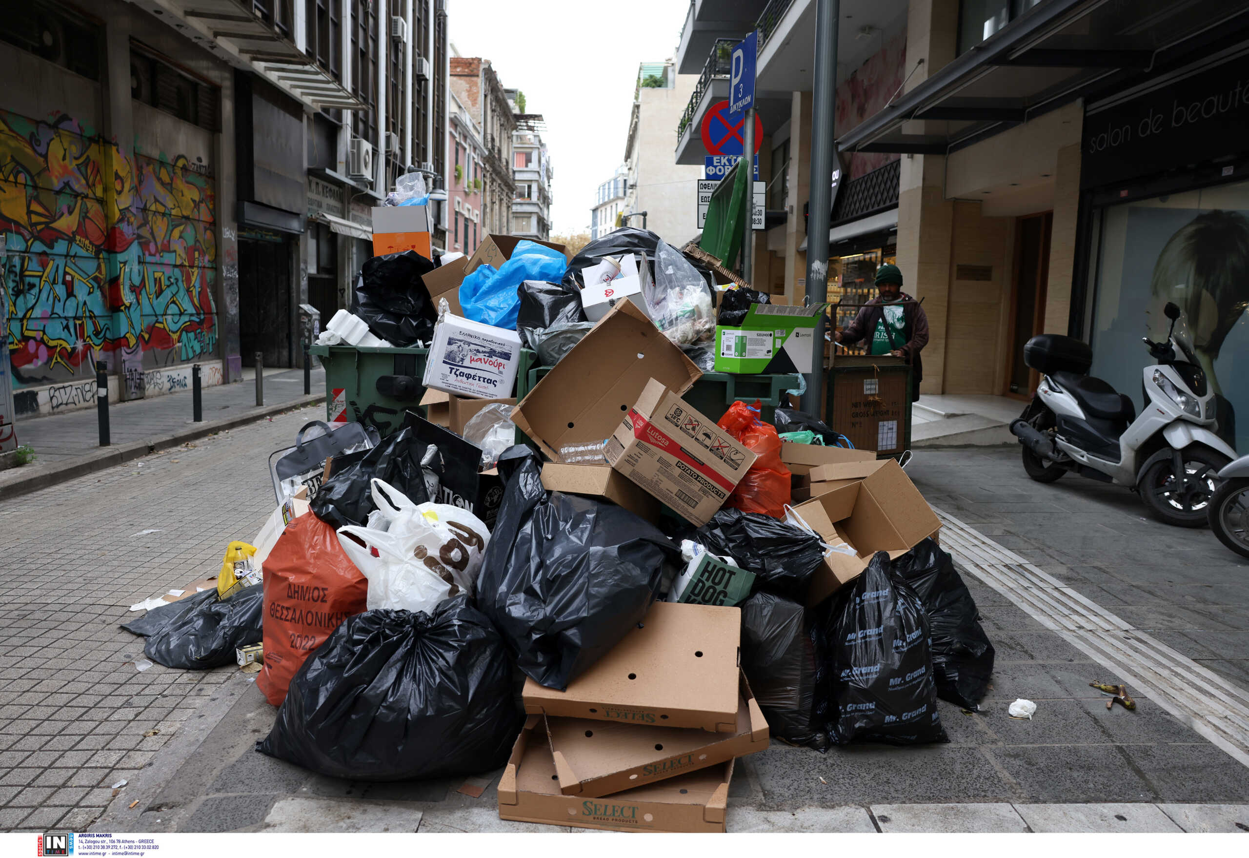 Θεσσαλονίκη: Του έδωσαν και κατάλαβε την Τσικνοπέμπτη – Μαζεύτηκαν 50% περισσότερα σκουπίδια