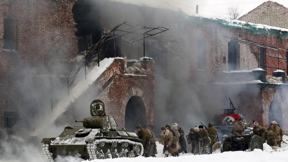 epa06515106 Members of a military-historical clubs re-enact the decisive Stalingrad's battle during the World War II in Kronstadt, outside St.Petersburg, Russia, 11 February 2018. Participants donned Soviet and Nazi uniforms during a reconstruction of a battle in January 1943, marking the 75th anniversary of the Stalingrad's battle.  EPA