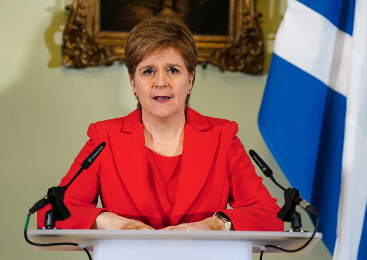 Σκωτία: Παραιτείται η πρωθυπουργός αλλά μένει μέχρι να βρεθεί διάδοχος