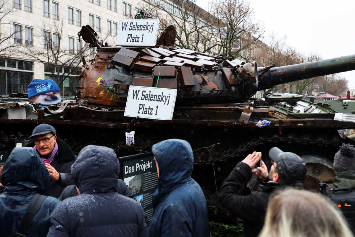 Πόλεμος στην Ουκρανία: Ακτιβιστές πάρκαραν ρωσικό άρμα μάχης μπροστά στην πρεσβεία της Ρωσίας στο Βερολίνο