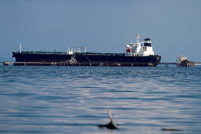 Υπό κράτηση στην Αλβανία πλήρωμα τάνκερ που μετέφερε 22.500 τόνους ρωσικού πετρελαίου