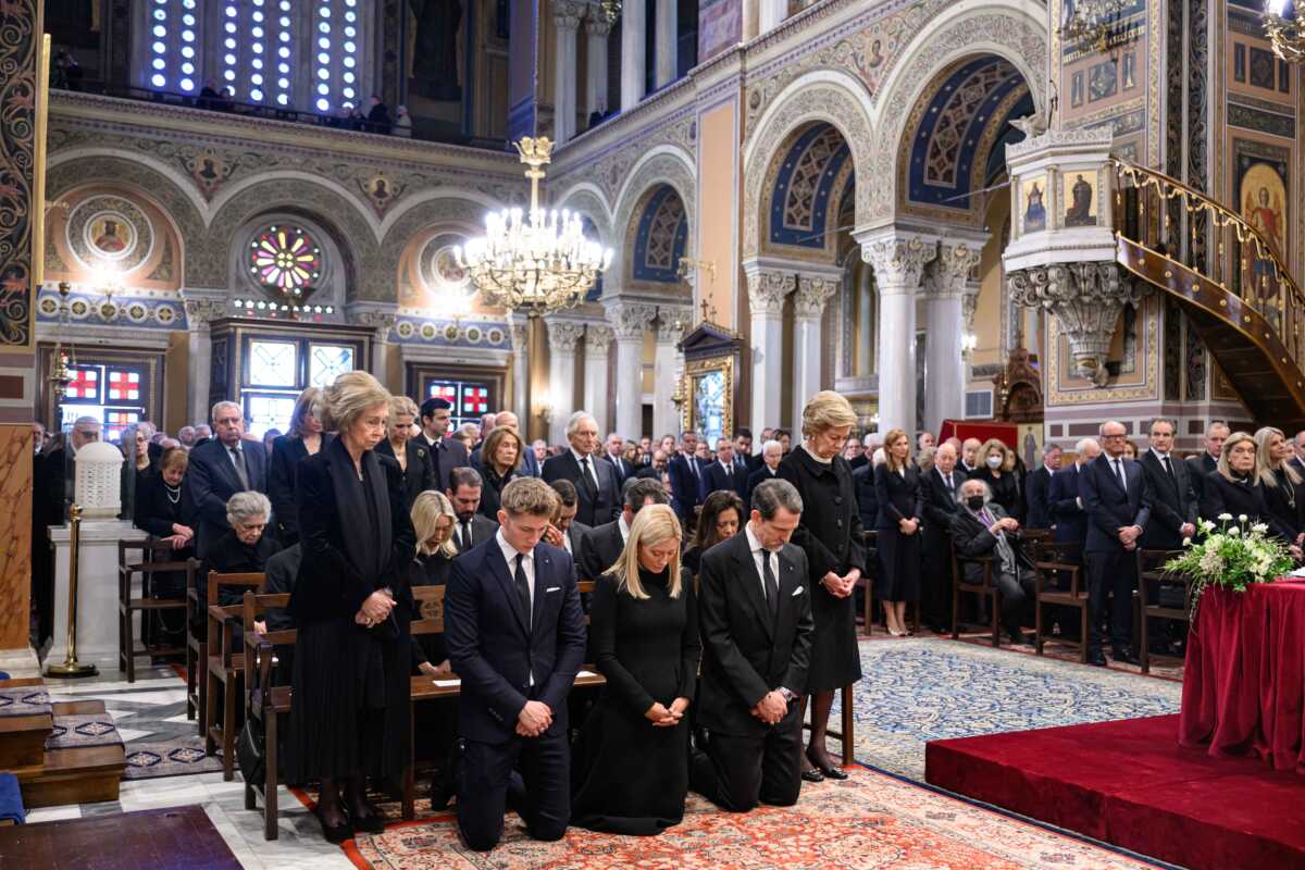 Μνημόσυνο τέως βασιλιά Κωνσταντίνου: Η στιγμή που η οικογένεια γονατίζει μέσα στην Μητρόπολη