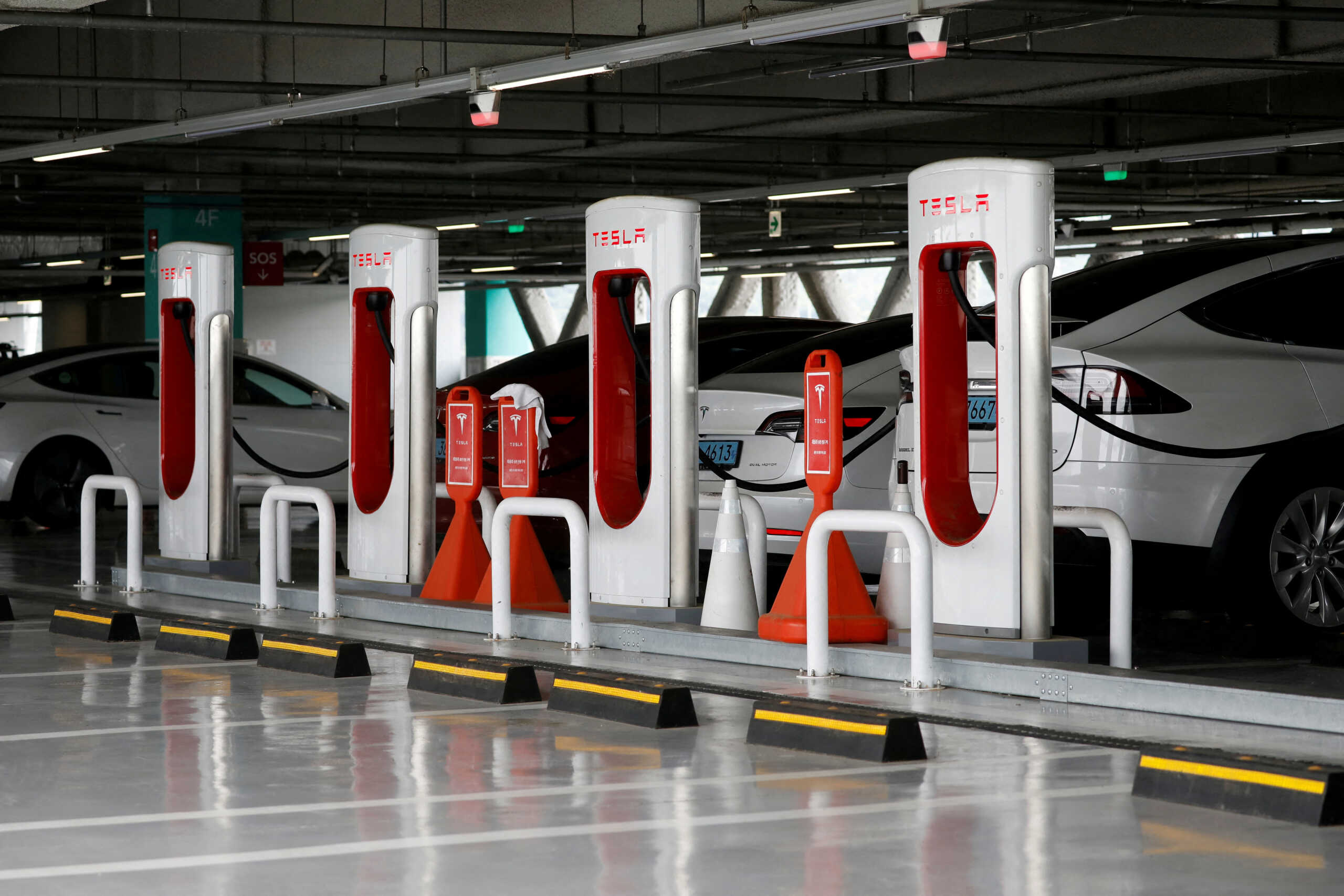 Η Tesla ανακαλεί σχεδόν 363.000 οχήματα λόγω φόβων ότι το λογισμικό αυτόνομης οδήγησης θα προκαλέσει ατύχημα