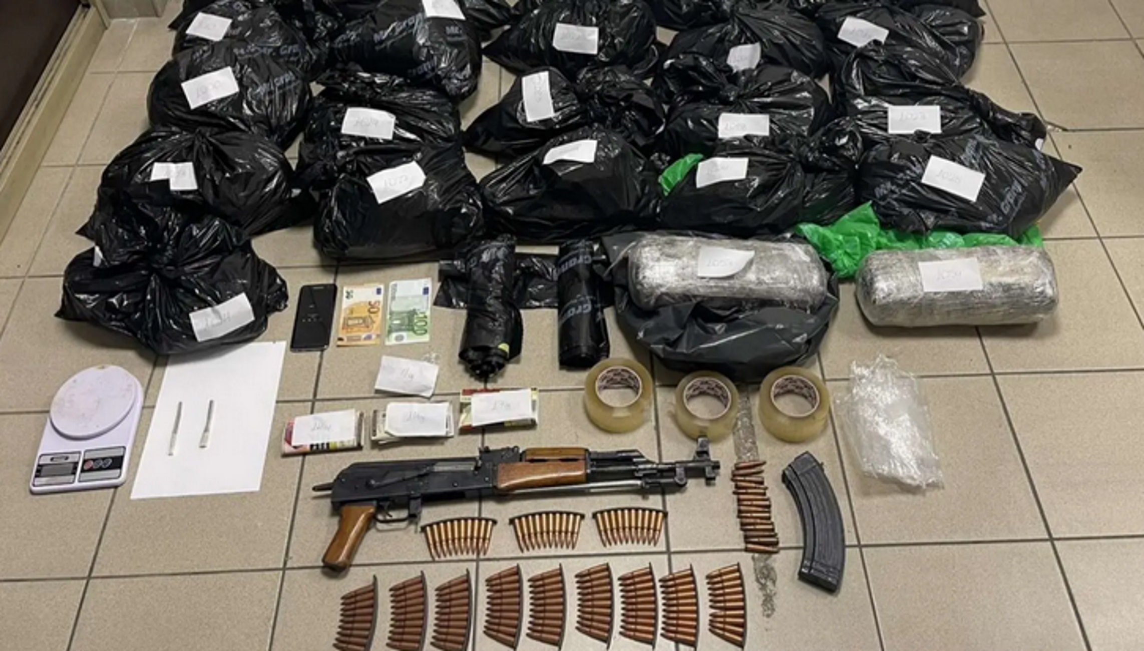 Θεσσαλονίκη: Καλάσνικοφ, σφαίρες και ναρκωτικά μέσα στο σπίτι μαφιόζου, δείτε εικόνες