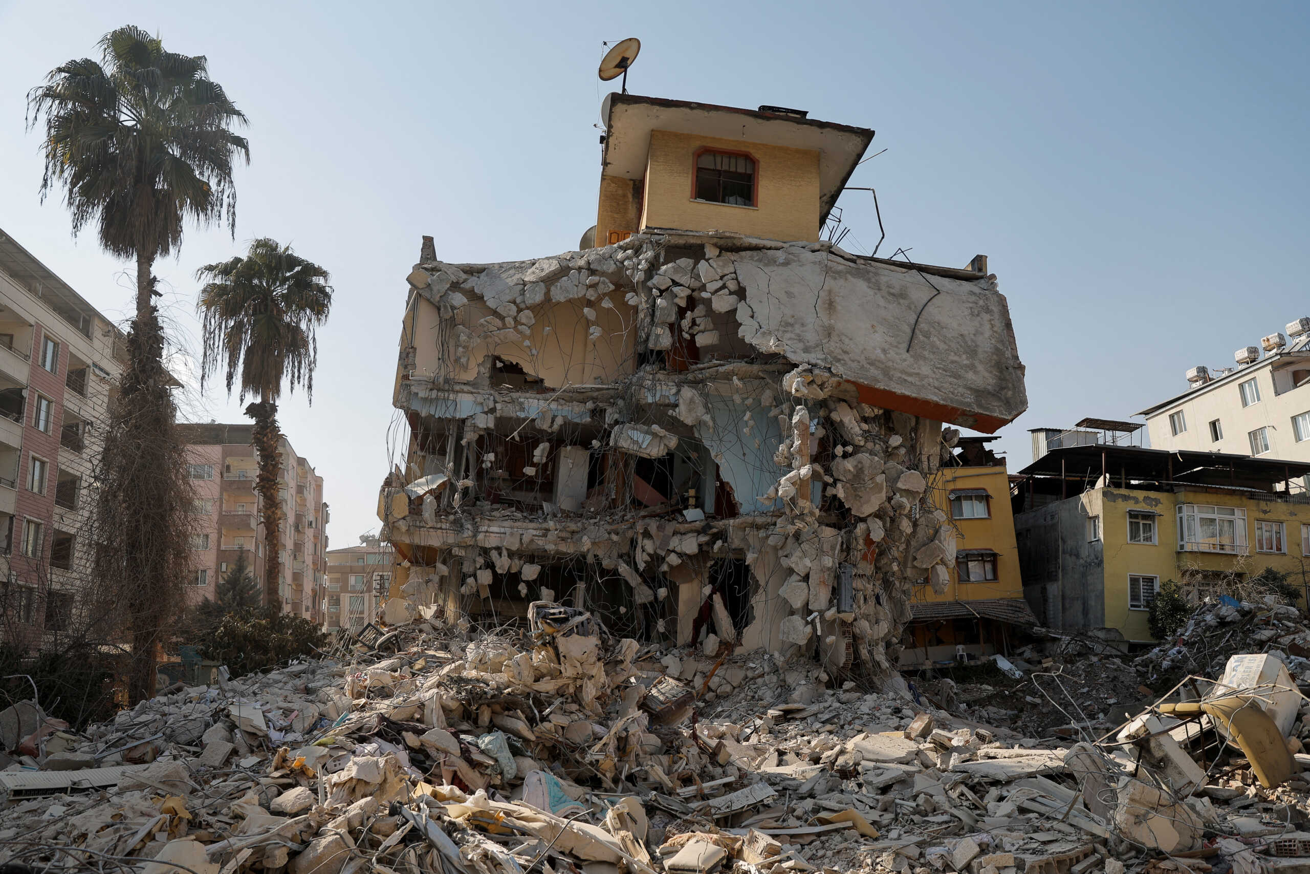 Σεισμός στην Τουρκία: Προσωπικές ιστορίες στα χαλάσματα – Τελειώνουν χρόνος και χρήματα