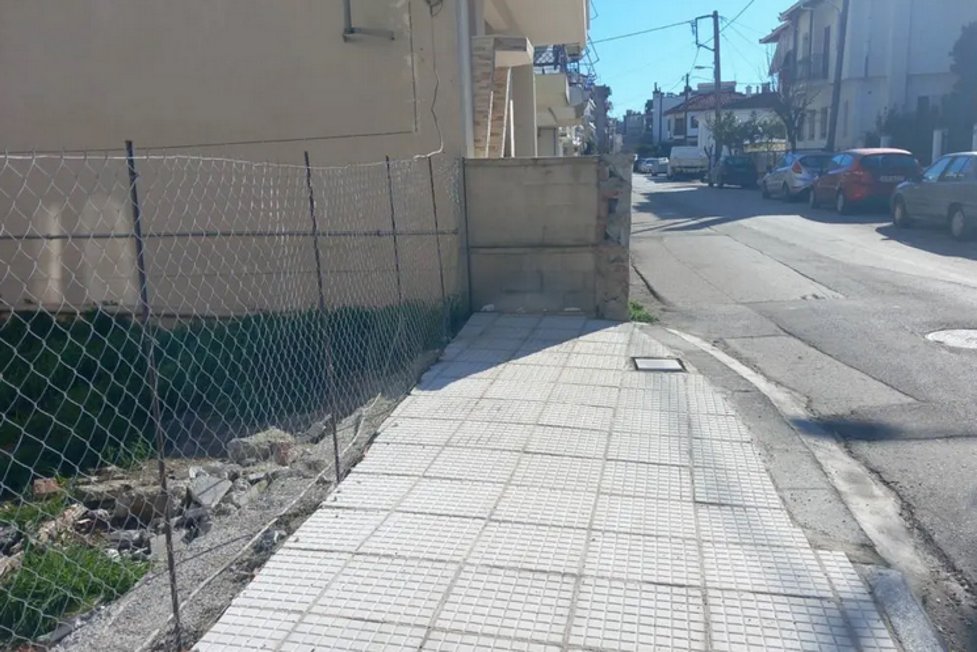 Τρίκαλα: Αυτό είναι το πεζοδρόμιο που καταλήγει σε ντουβάρι και γίνεται viral