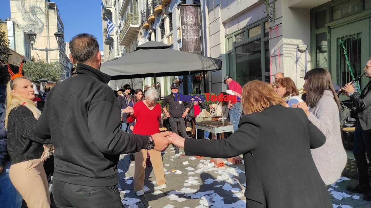 Τσικνοπέμπτη: Βουλιάζουν από κόσμο οι δρόμοι της Θεσσαλονίκης