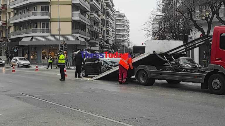 Τροχαίο στο κέντρο της Θεσσαλονίκης - Φορτηγό παραβίασε κόκκινο φανάρι και «καρφώθηκε» σε αυτοκίνητο