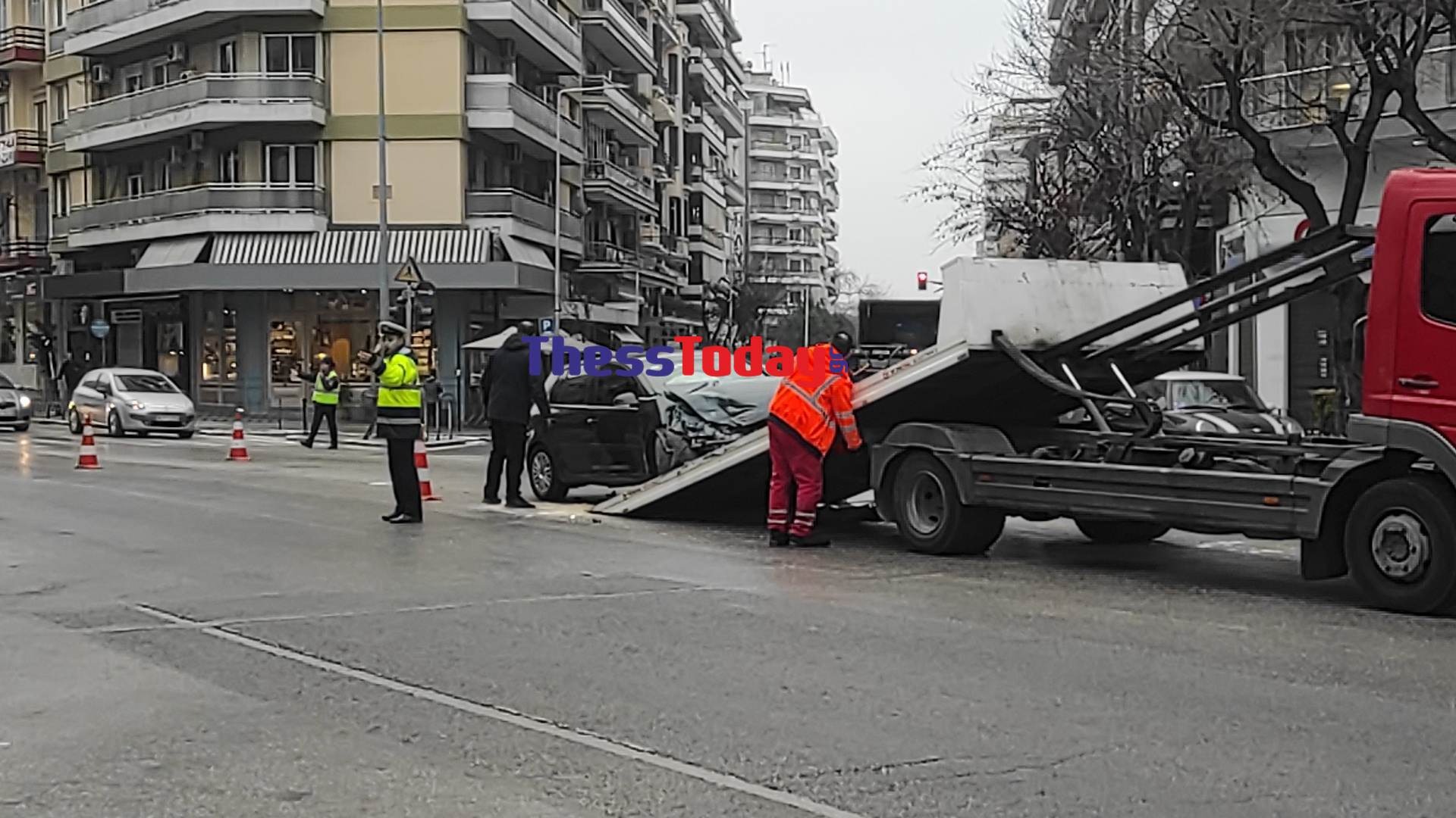Θεσσαλονίκη: Τροχαίο στην Τσιμισκή – Φορτηγό παραβίασε κόκκινο φανάρι και «καρφώθηκε» σε αυτοκίνητο