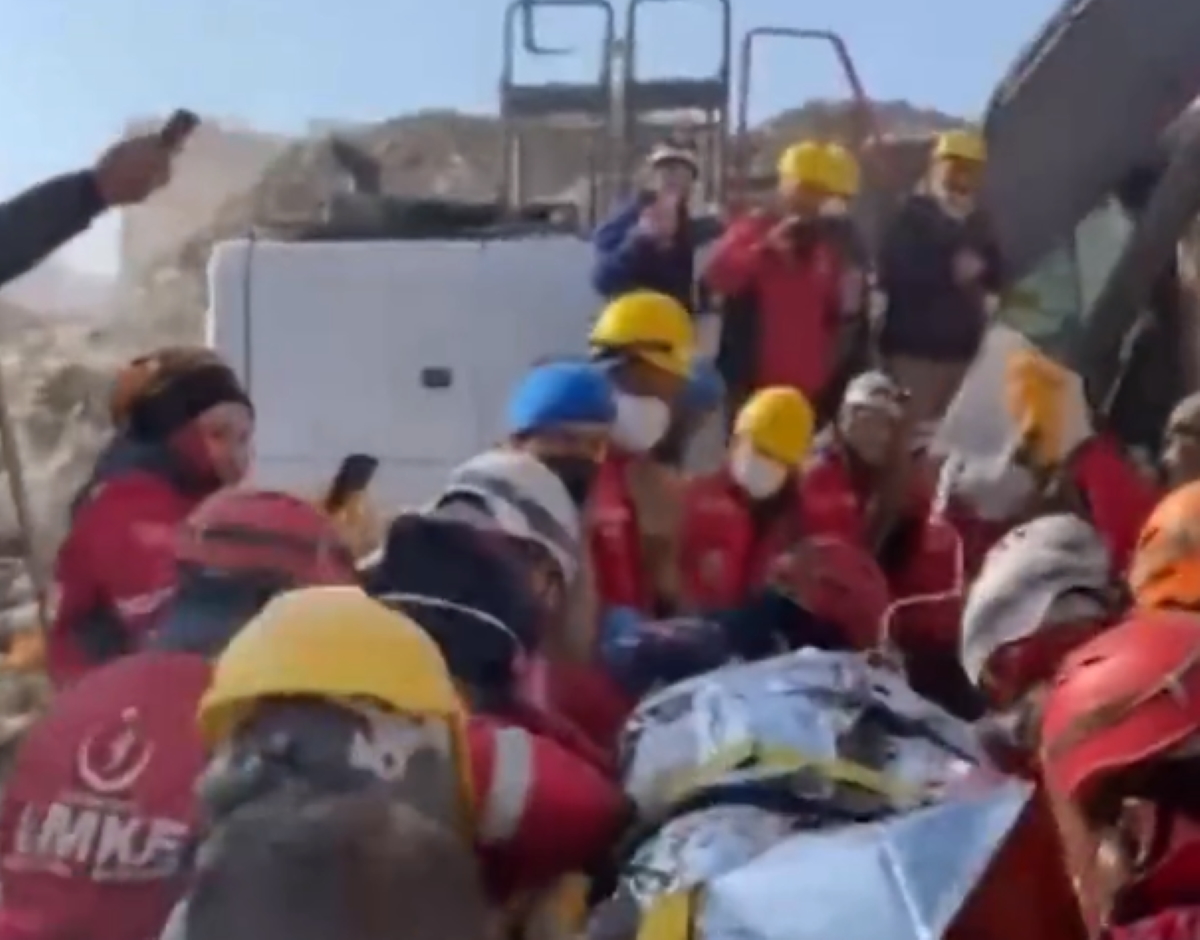 Σεισμός στην Τουρκία: Θαύμα στα χαλάσματα – Μια 42χρονη βγήκε ζωντανή μετά από 222 ώρες