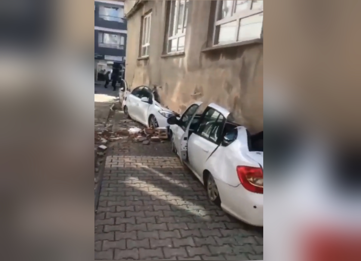 Σεισμός στην Τουρκία: Κτήριο ανασηκώθηκε και καταπλάκωσε αυτοκίνητα