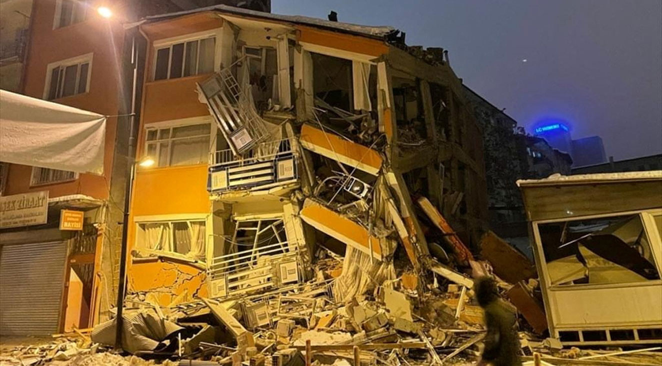 Σεισμός 7,8 Ρίχτερ στην Τουρκία, αισθητός έως τη Συρία και το Λίβανο – Κατέρρευσαν πολυκατοικίες