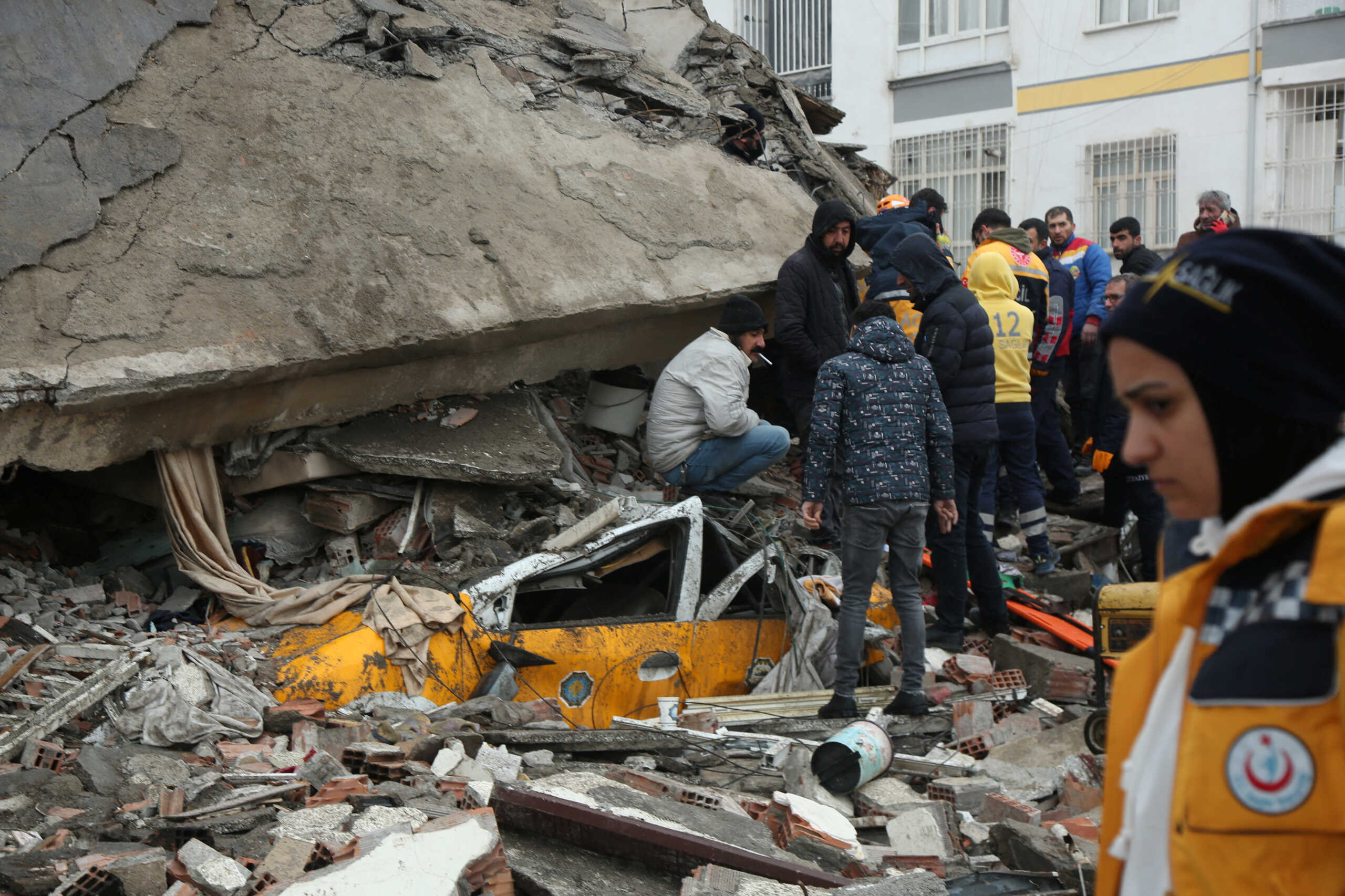 Σεισμός στην Τουρκία – Ερντογάν: Πάνω από 900 οι νεκροί στην χώρα – Πάνω από 300 στην Συρία