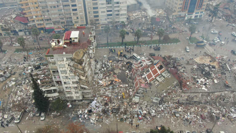 Νέος υπολογισμός για τον σεισμό στην Τουρκία - «Στους 3.549 οι νεκροί, κατάσταση έκτακτης ανάγκης σε 10 περιοχές» λέει ο Ερντογάν