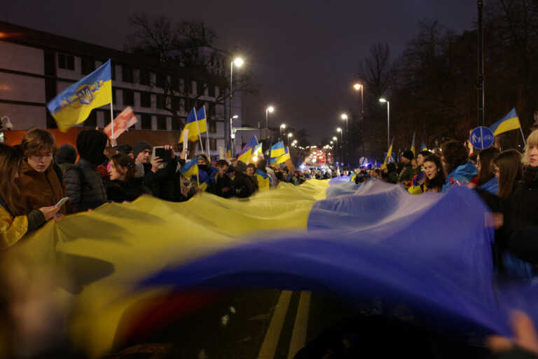 Κύμα διαδηλώσεων κατά της Ρωσίας σε όλο τον κόσμο για τον 1 χρόνο πολέμου στην Ουκρανία