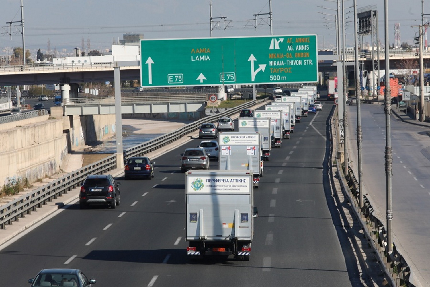 (Ξένη δημοσίευση)  Αναχώρησε το πρωί από το ΣΕΦ (Στάδιο Ειρήνης και Φιλίας) για τη Ραιδεστό(Tekirdag) η μεγάλη ανθρωπιστική αποστολή με 50 οχήματα της Περιφέρειας Αττικής και του ΕΔΣΝΑ, την Κυριακή 19 Φεβρουαρίου 2023. Η αναχώρηση της αποστολής πραγματοποιήθηκε παρουσία του Περιφερειάρχη Αττικής Γ. Πατούλη, του Τούρκου Πρέσβη στην Αθήνα ÇağatayErciyes, του Γενικού Προξένου της Τουρκίας στην Αθήνα MustafaSomuncu, του Αντιπεριφερειάρχη Νοτίου Τομέα Χ. Θεοδωρόπουλου, της Διευθύντριας Δημοσίων Σχέσεων του Όλοι Μαζί Μπορούμε Δ. Γιαννακάκη,  εκπροσώπων του Υπουργείου Εξωτερικών, της Εντεταλμένης Περιφερειακής Συμβούλου σε θέματα εθελοντισμού Ε. Μπαρμπαγιάννη, κ.α. Η ανθρωπιστική βοήθεια που προορίζεται να καλύψει τις ανάγκες των σεισμόπληκτων στην Τουρκία,  ξεπερνάει τους 110 τόνους (περίπου 100 Μ3) και περιλαμβάνει περισσότερες από 20.000 κουβέρτες, 7,5 τόνοι φάρμακα, 5 τόνους ιατρικό υλικό,  πάνες για μωρά, είδη ατομικής καθαριότητας, κ.α.. Πρόκειται για μια πρωτοβουλία του Περιφερειάρχη Αττικής Γιώργου Πατούλη, σε συνεργασία με τους Δήμους της Αττικής(ΚΕΔΕ -ΠΕΔΑ),με το « Όλοι Μαζί Μπορούμε» και τον ΙΣΑ. Επικεφαλής και συντονιστής στο κομβόι της ανθρωπιστικής βοήθειας είναι ο Αντιπεριφερειάρχης Πολιτικής Προστασίας Βασίλης Κόκκαλης. Η αποστολή αναμένεται να περάσει τα ελληνοτουρκικά σύνορα το πρωί της Δευτέρας και έχει προορισμό τις αποθήκες συγκέντρωσης υλικού στη Ραιδεστό (Tekirdag).  ΑΠΕ- ΜΠΕ