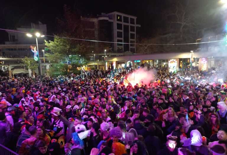 Χιλιάδες κόσμου στη μεγάλη νυχτερινή παρέλαση για το καρναβάλι της Ξάνθης - Κέφι, χορός και μουσική μέχρι το πρωί
