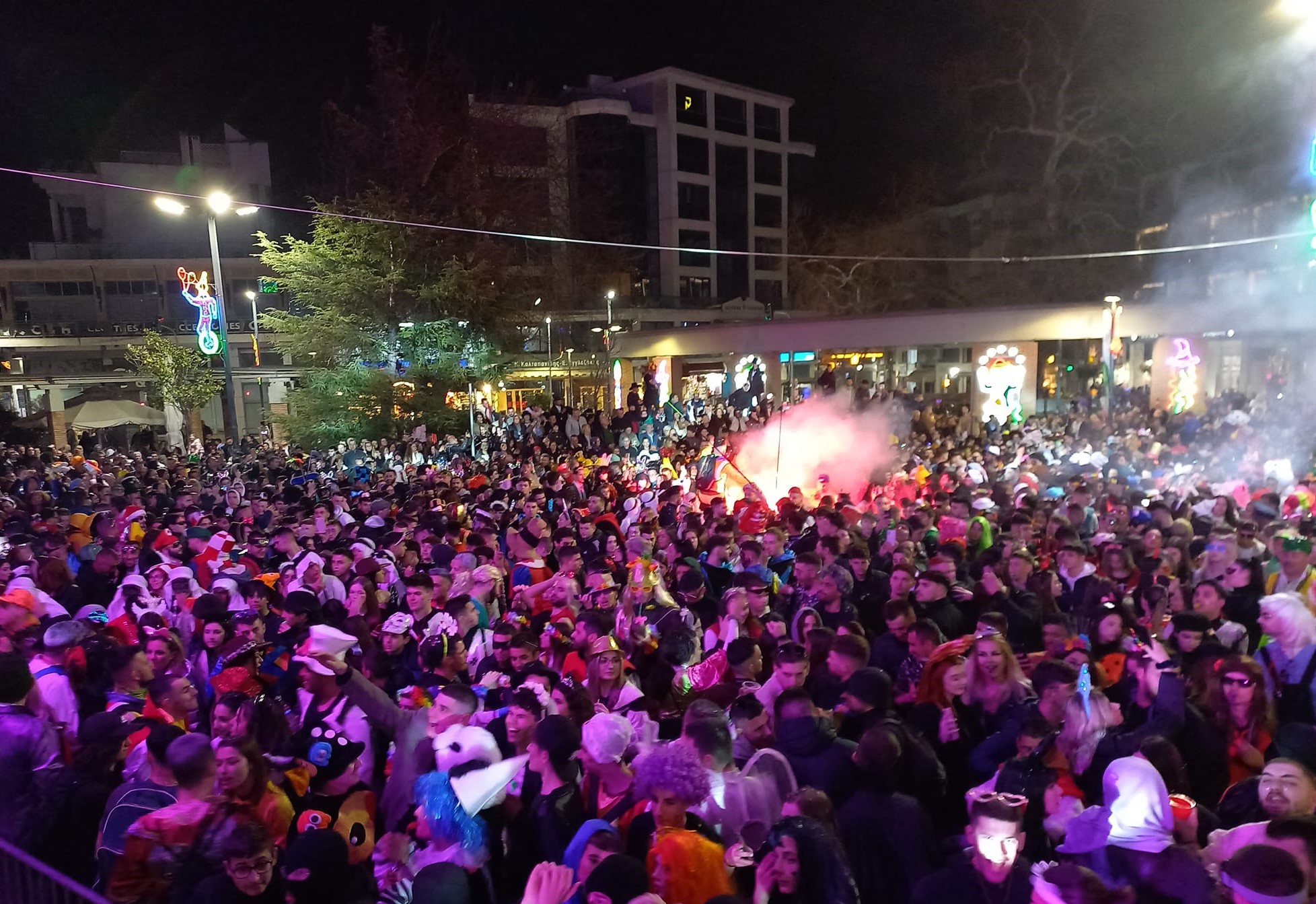 Καρναβάλι Ξάνθης: Χιλιάδες κόσμου στη μεγάλη νυχτερινή παρέλαση