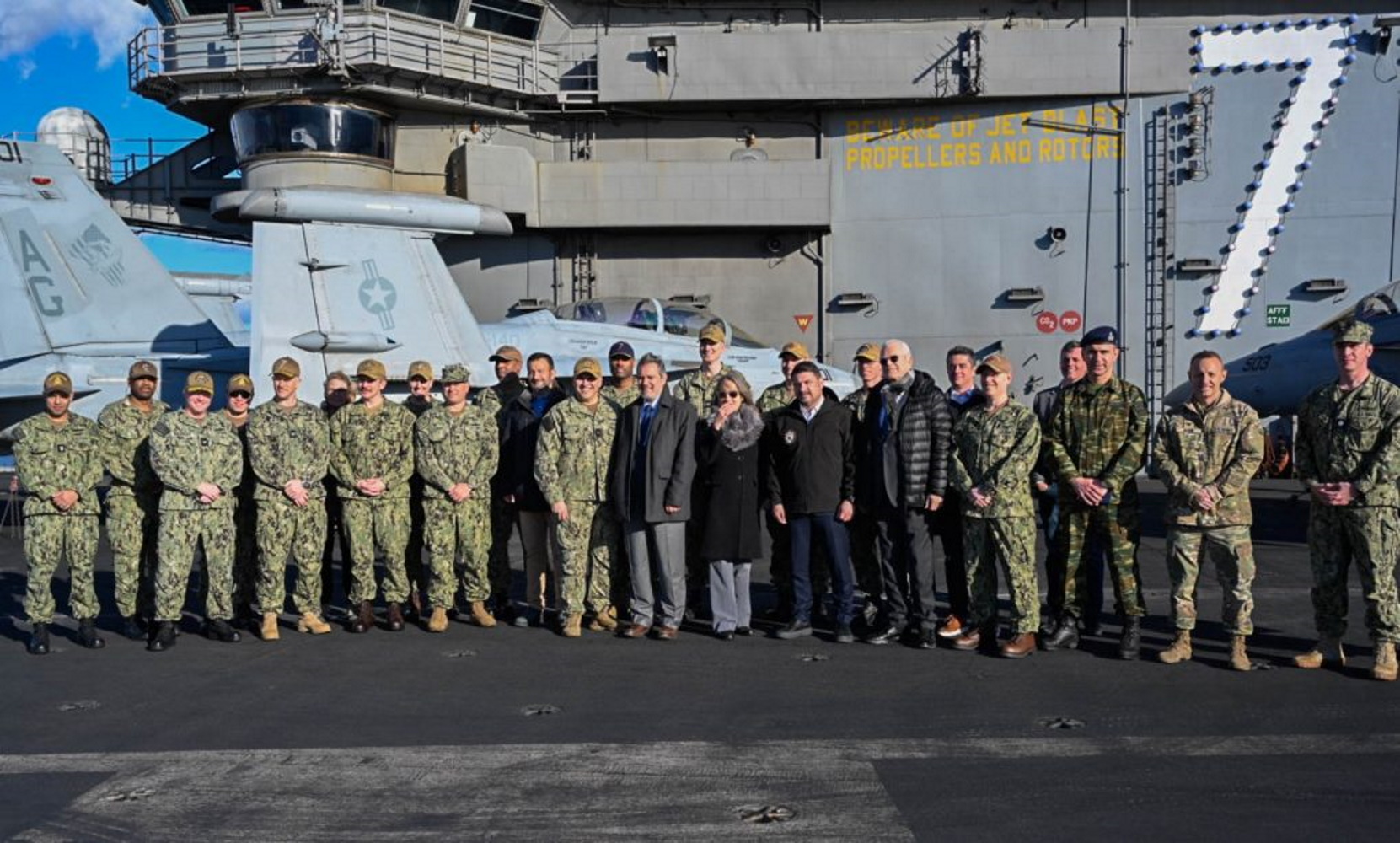 Ο Νίκος Χαρδαλιάς επισκέφθηκε το αεροπλανοφόρο USS George H.W. Bush στον Φαληρικό όρμο