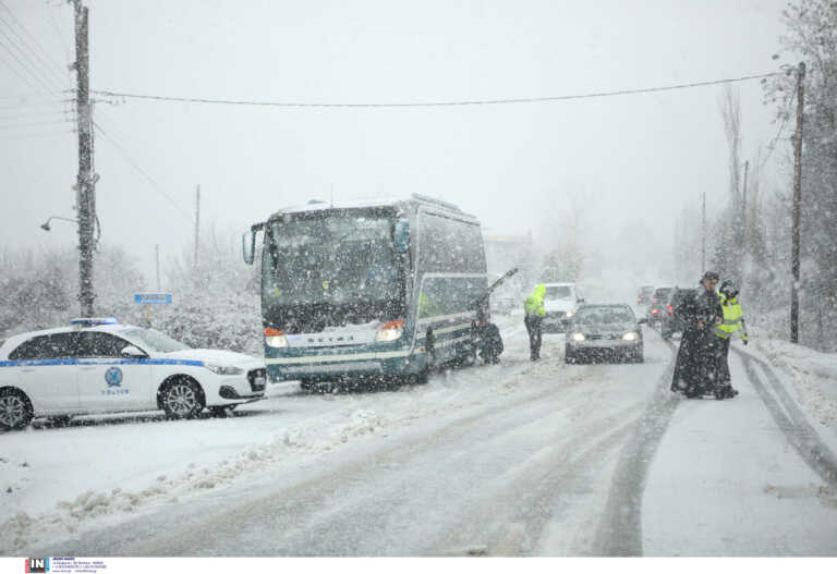 Χιόνια και κατολισθήσεις σε δρόμους της Αιτωλοακαρνανίας και της Αχαϊας - Πού χρειάζονται αλυσίδες
