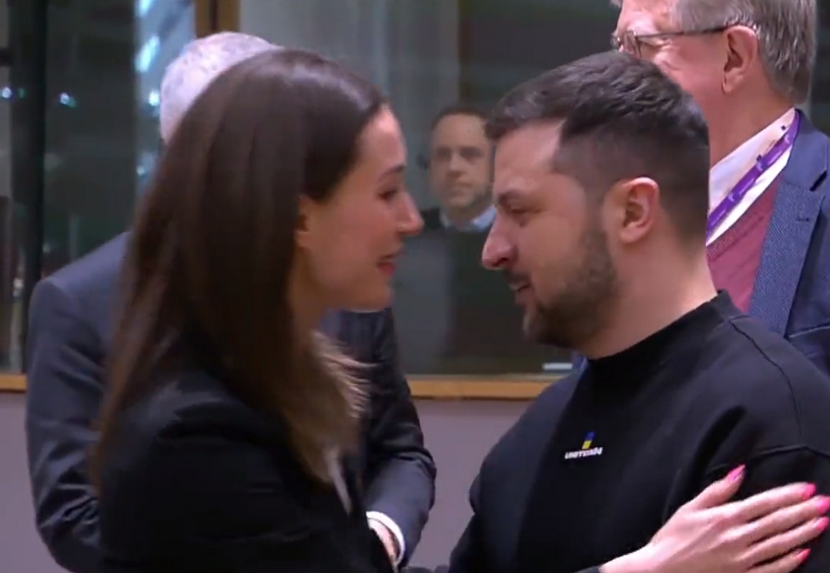 Ευρωπαϊκή Ένωση: Η αγκαλιά της Σάνα Μαρίν με τον Βολοντίμιρ Ζελένσκι και η σέλφι με αφιέρωση
