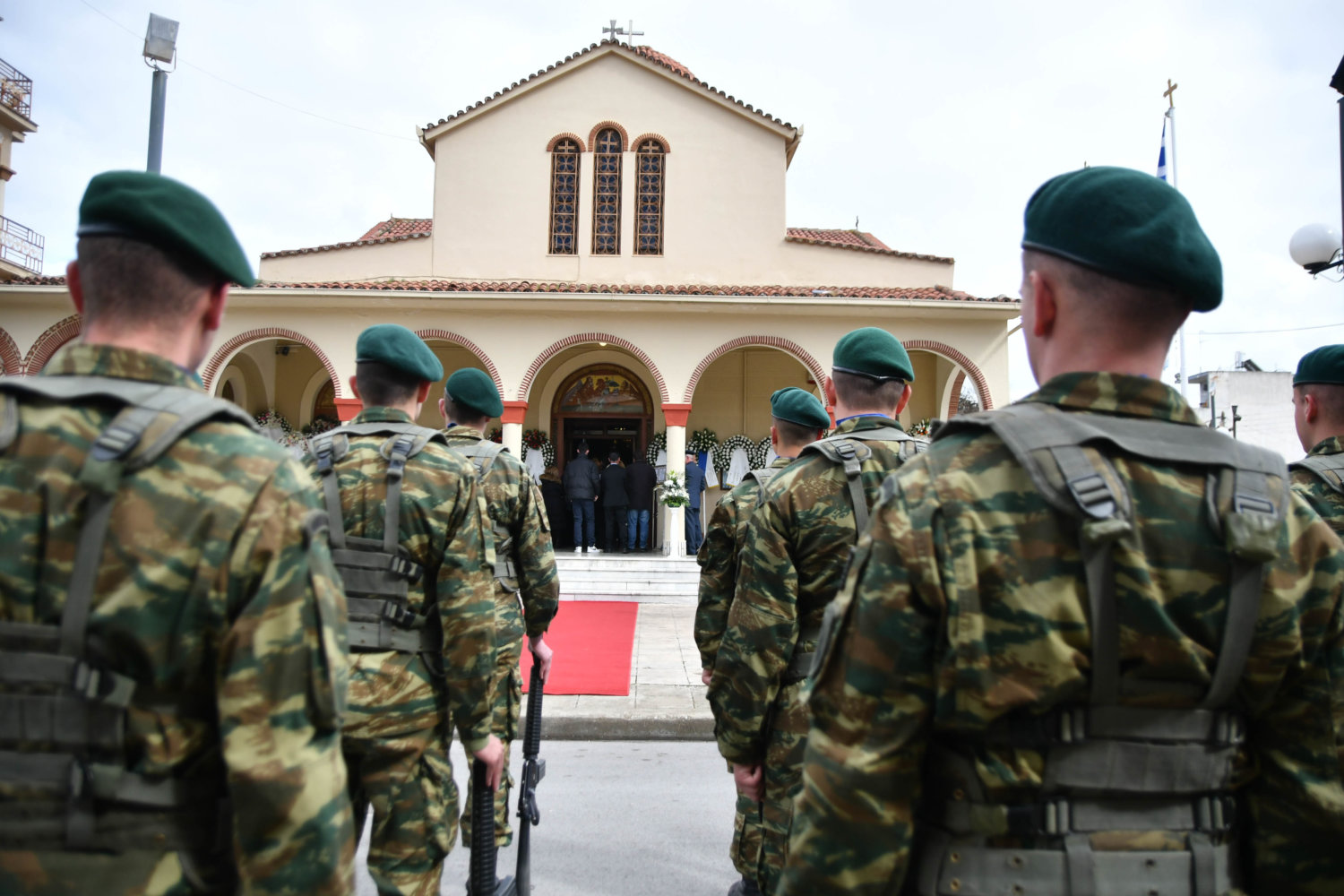 Τέμπη: Εικόνες από την κηδεία και το τελευταίο αντίο στην Κλαούντια Λάτα