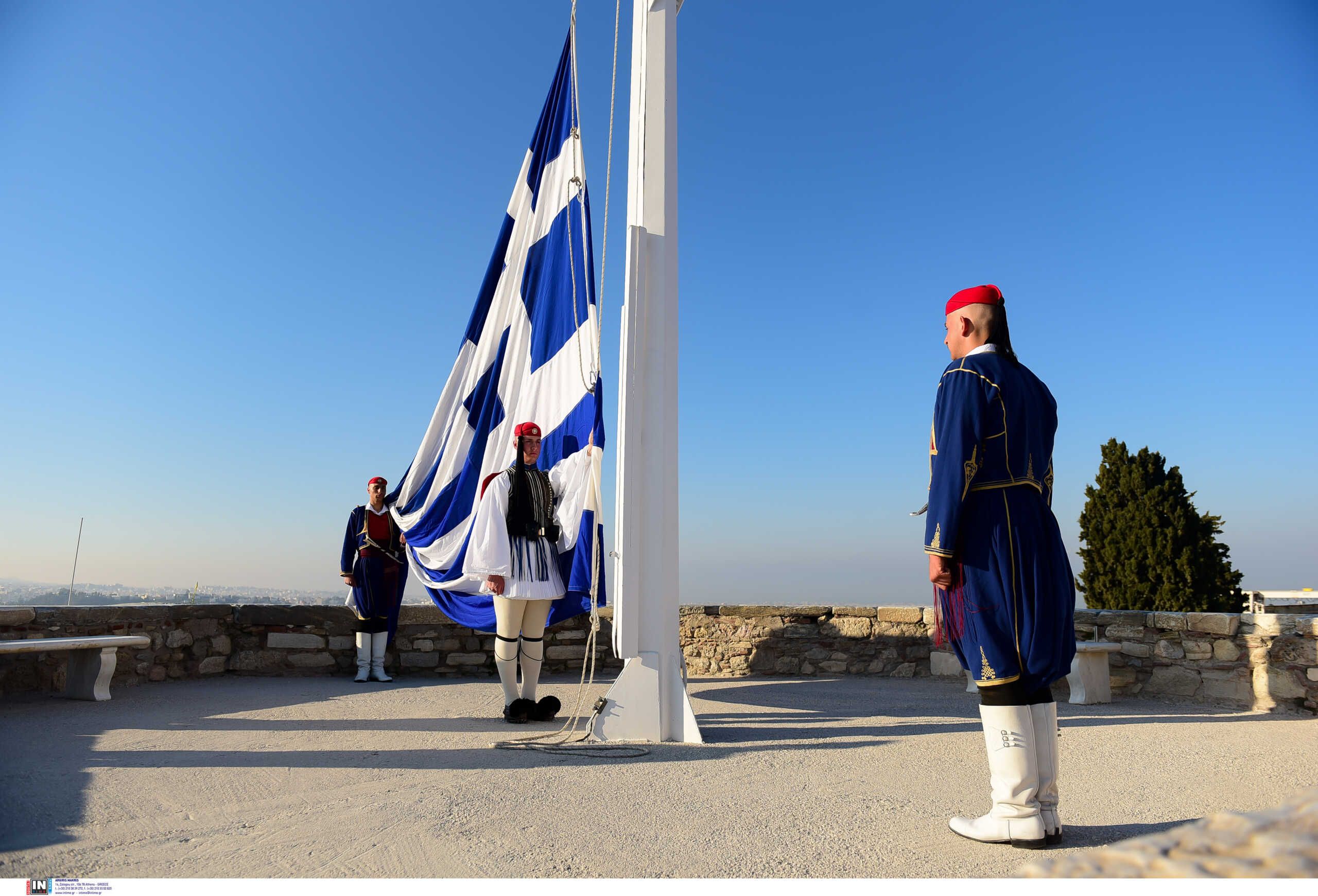 25η Μαρτίου: Η εντυπωσιακή έπαρση της σημαίας στην Ακρόπολη και οι κανονιοβολισμοί από τον Λυκαβηττό