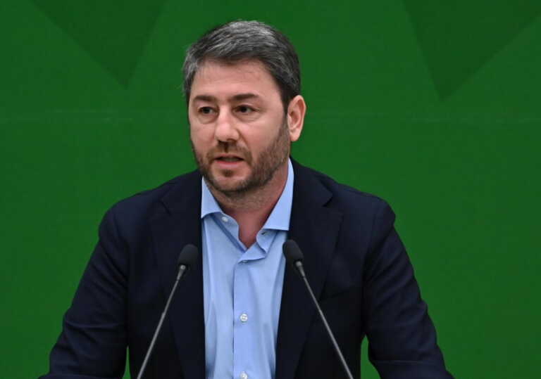 «Δεν υπάρχει πρωθυπουργός άγνωστος Χ» απαντά ο Ανδρουλάκης - «Χέρι χέρι με Καρατζαφέρη ο Μητσοτάκης»