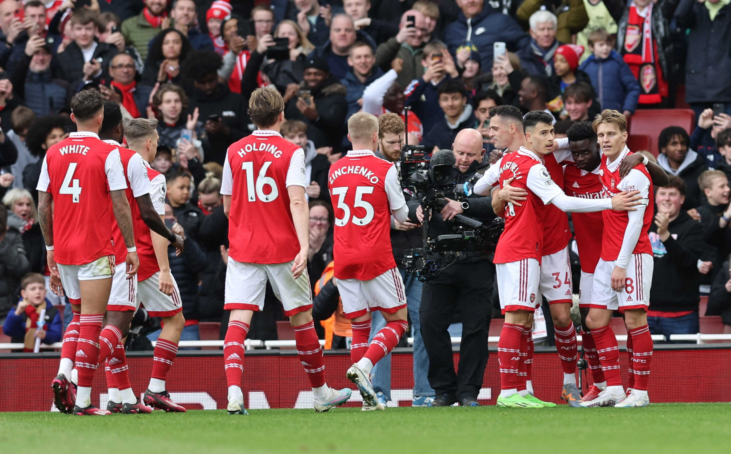 Soccer Football - Premier League - Arsenal v Crystal Palace - Emirates Stadium, London, Britain - March 19, 2023 Arsenal's Bukayo Saka celebrates scoring their second goal with teammates REUTERS