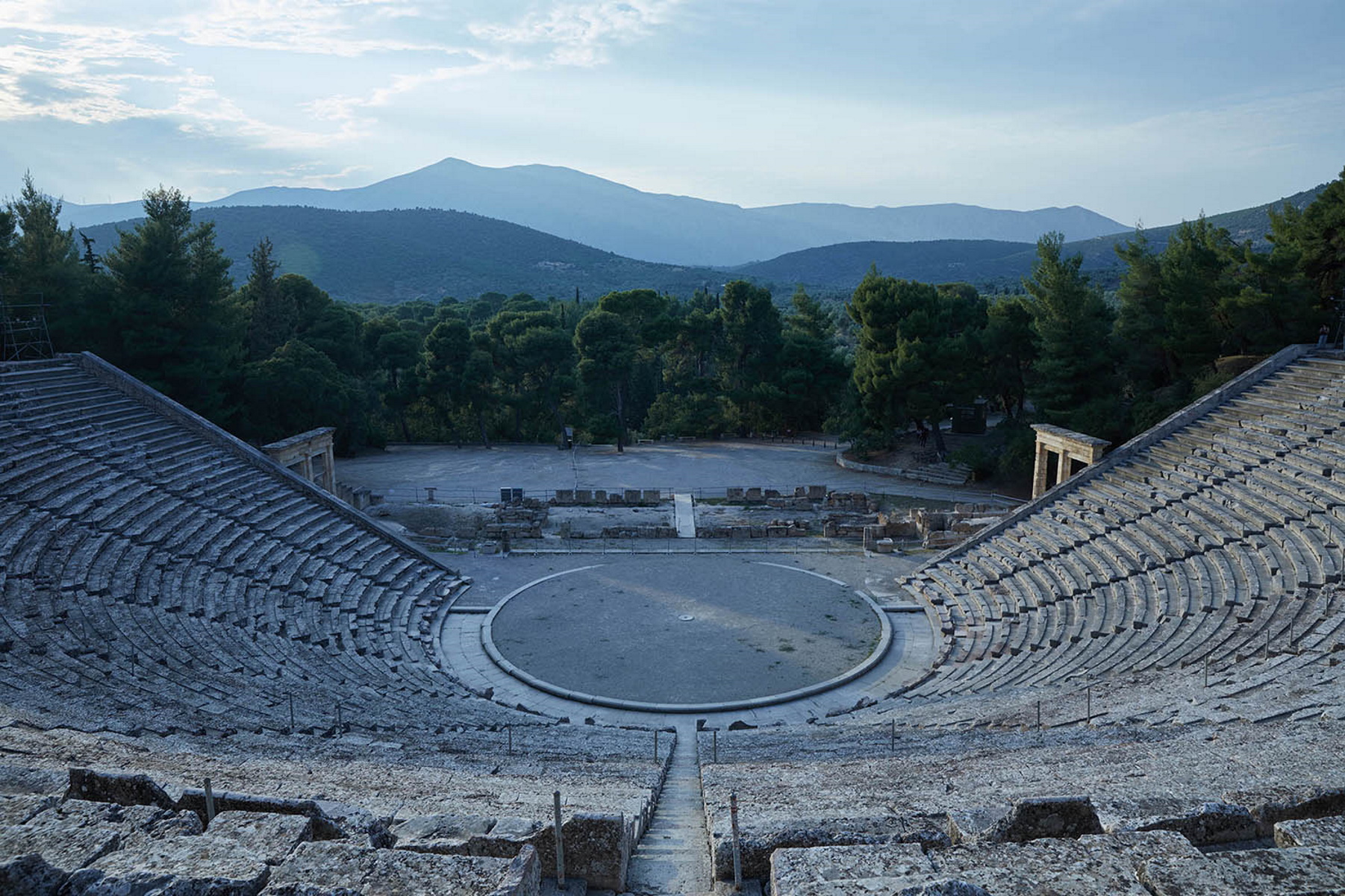 Η Λένα Κιτσοπούλου «πήγε» Επίδαυρο με τους «Σφήκες» και προκάλεσε θύελλα αντιδράσεων –  Χαμός στο Twitter