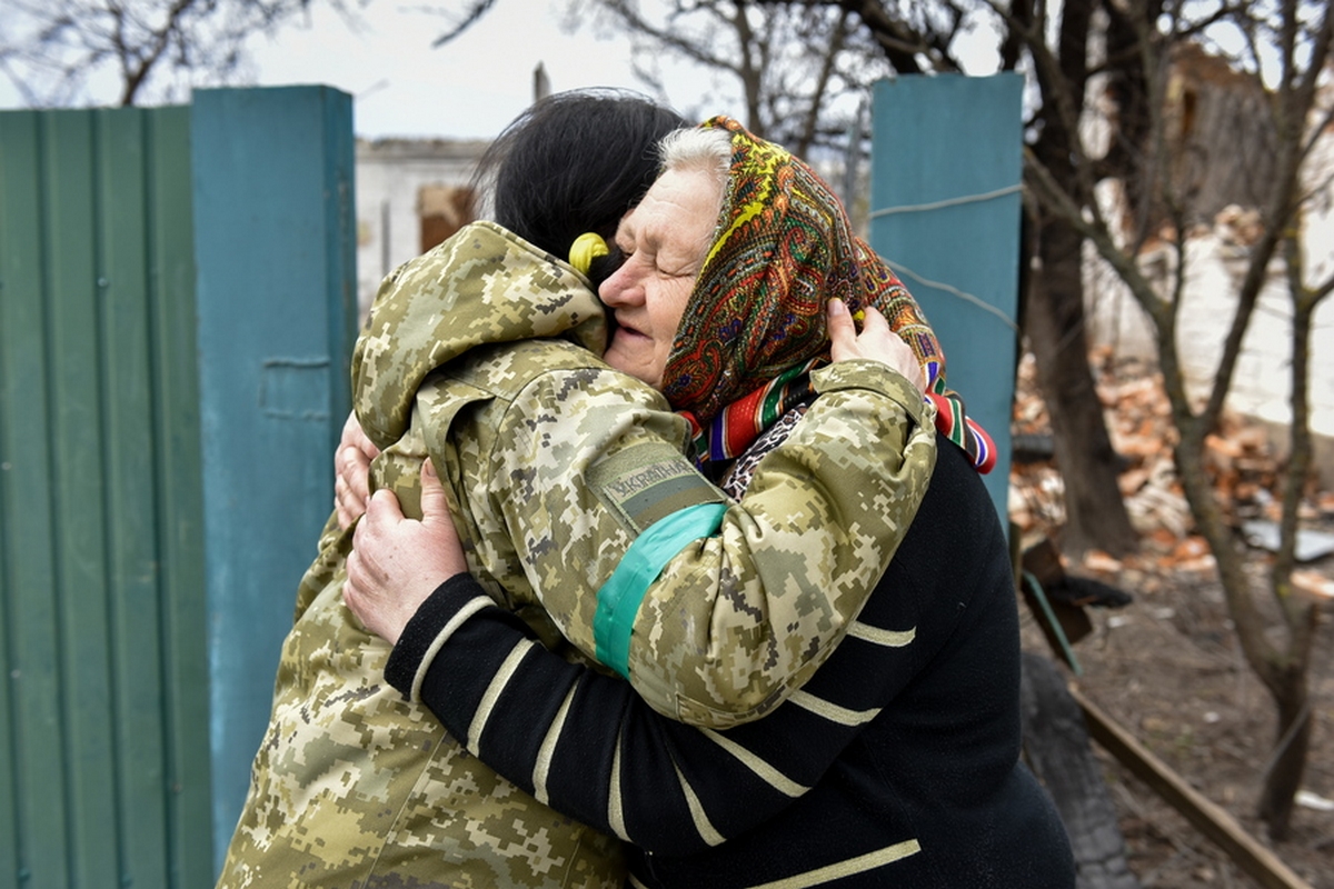 epaselect epa09884994 Luba (62) hugs with Ukrainian servicewoman in Andriivka village of Kyiv area, Ukraine, 11 April 2022. UN Human Rights Council has decided to launch an investigation into the violations committed after Russia's full-scale invasion of Ukraine as Ukrainian Parliament reported. Russian troops entered Ukraine on 24 February resulting in fighting and destruction in the country, and triggering a series of severe economic sanctions on Russia by Western countries.  EPA