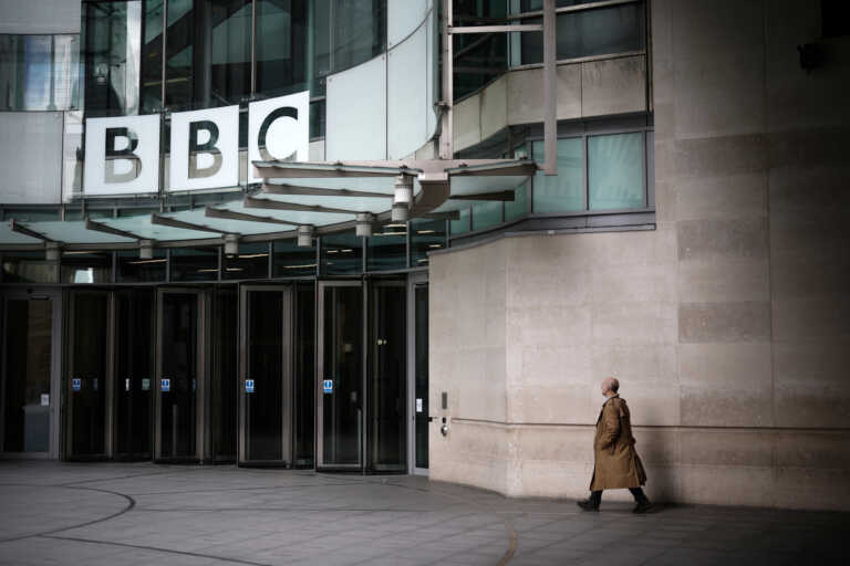 Κοινό μυστικό το όνομα του παρουσιαστή του BBC, αλλά το δίκτυο δεν το αποκαλύπτει - Οργή στη Βρετανία